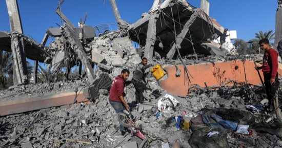 رحلة البحث تحت الأنقاض.. ارتفاع عدد شهداء العدوان الإسرائيلى على غزة إلى 44.532 شهيدا