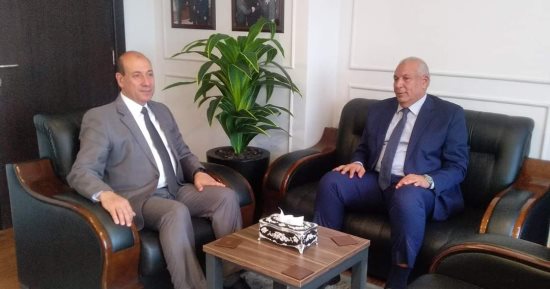 محافظ الوادى الجديد يناقش خطة مشروعات جهاز التعمير بالمحافظة