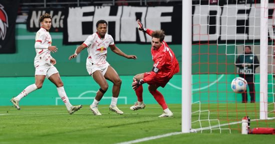 فرانكفورت يتأخر أمام لايبزيج 1-0 فى الشوط الأول بمشاركة مرموش بكأس ألمانيا