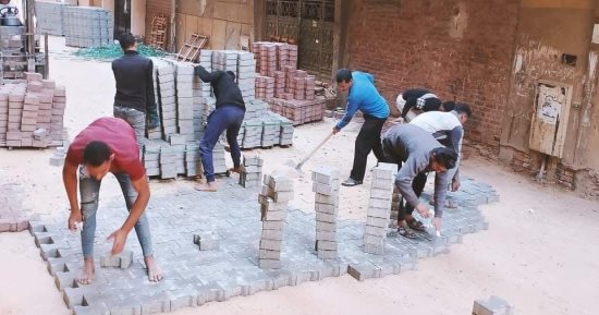 بدء رصف عدد من شوارع حى جنوب الجيزة بالإنترلوك.. صور