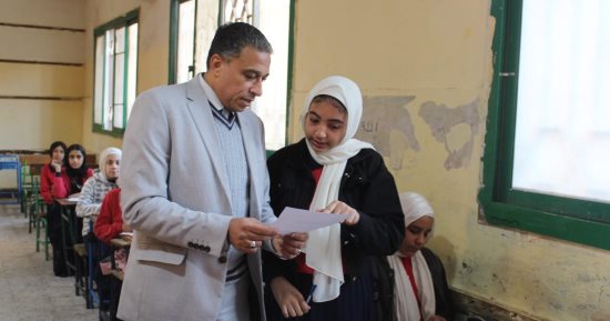 مدير تعليم الجيزة يوجه بتدوير وصيانة المقاعد التالفة خلال جولة بالمدارس