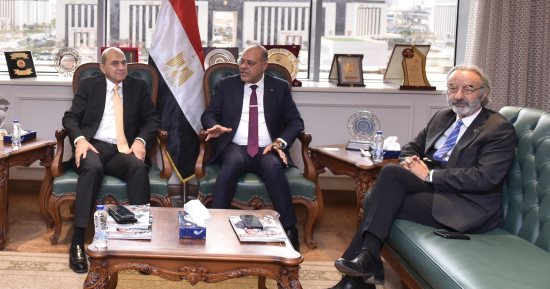 وزير العمل يلتقى وفدًا من غرفة التجارة والصناعة الفرنسية لفتح أسواق جديدة