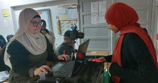 مبادرة بداية.. القومى للمرأة بالوادى الجديد يستخرج بطاقات رقم قومى للفتيات مجانا