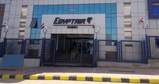 مصر للطيران للشحن الجوى توقع اتفاقية إدارة خدمات حاويات الشحن 