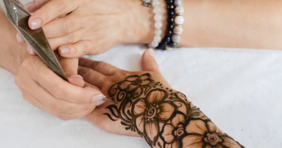 المرأة المصرية والحنة.. خبيرة تجميل: دم الغزال وضع قديماً على الحناء