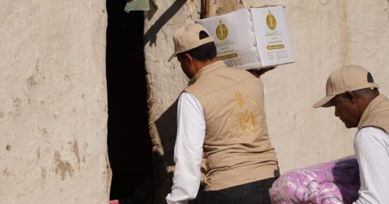 "بيت الزكاة" يوزع بطاطين ومواد غذائية على المستحقين بمحافظة أسوان