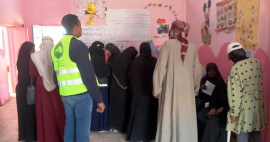 الكشف الطبى عن 121 حالة ضمن قافلة عيون بالرديسية فى أسوان