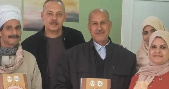 تسليم عقود تقنين وضع يد على أراضى أملاك الدولة بمركز الغنايم فى أسيوط