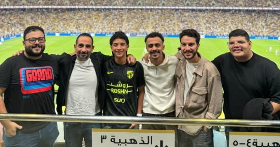 صناع فيلم الحريفة 2 فى صورة من مباراة النصر واتحاد جدة الأخيرة 