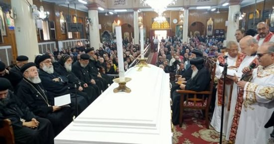 الكنيسة تقيم صلوات تجنيز كاهن بأسقفية الشباب في شبرا ‎