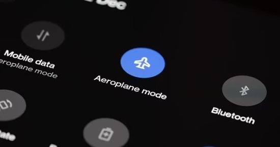 لهذا السبب يجب تفعيل “وضع الطيران” خلال السفر على الطائرة