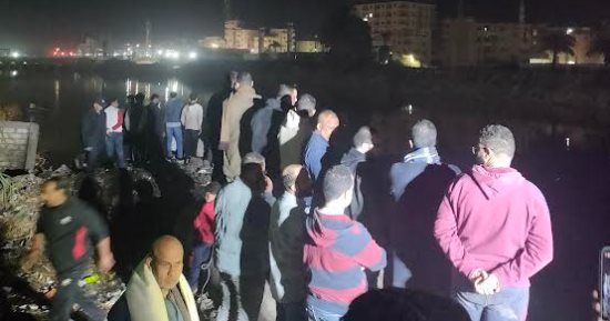 انتشال جثمان أحد المفقودين إثر حادث سقوط ميكروباص في ترعة بأسيوط.. فيديو