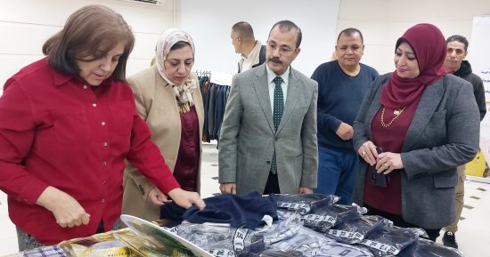 جامعة بنها تفتتح معرض ملابس خيرى للطلاب.. صور