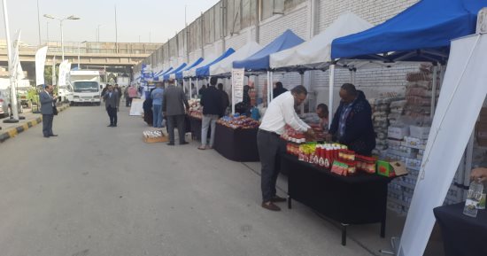 تجهيزات لافتتاح سوق اليوم الواحد بشارع مترو الساقية فى العمرانية اليوم.. صور