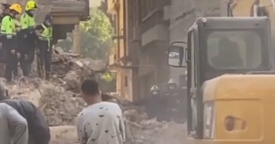 لوادر ترفع ركام عقار العباسية لمرور السيارات بالمكان.. اعرف التفاصيل