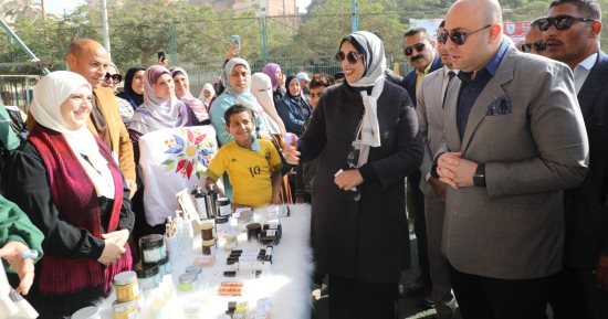 محافظ بنى سويف يستمع لشكاوى أهالى الواسطى خلال تفقد فاعليات مبادرة "بداية"