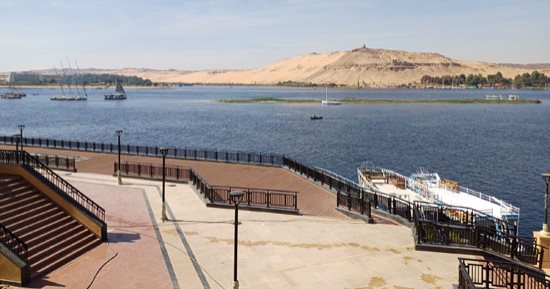 تطوير واجهة أسوان أمام الأفواج السياحية خلال الموسم الشتوى.. الممشى الزجاجى الجديد ينتظر الافتتاح.. تجميل ميدان المحطة وحديقة درة النيل بلمسات فنية.. والسوق السياحى ممتلئ بالعطارة وهدايا عاصمة أفريقيا المميزة
