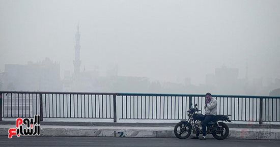 شبورة مائية تغطى الطرق الزراعية والسريعة القريبة من المسطحات المائية.. صور