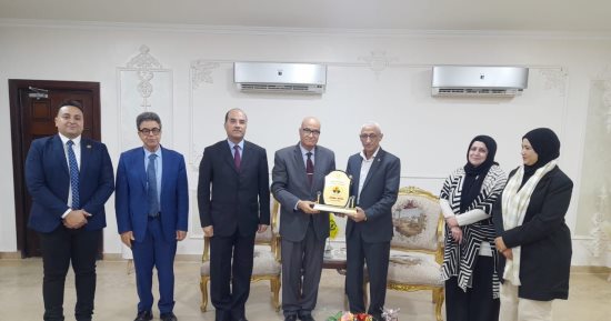 محافظ شمال سيناء يستقبل نقيب الأطباء البيطريين