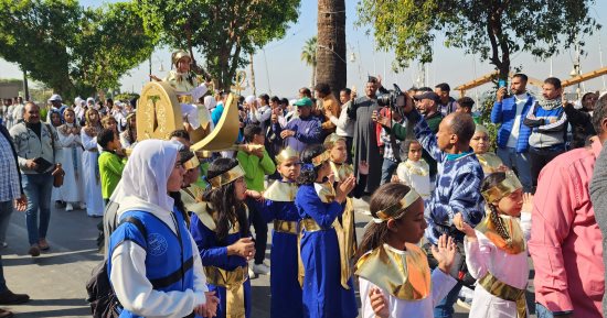 فنون شعبية وعروض للمدارس على كورنيش الأقصر احتفالا بالعيد القومى.. فيديو
