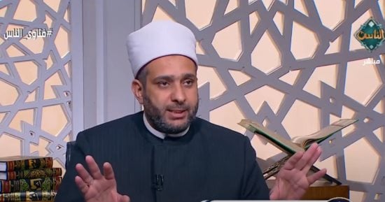 هل يجوز قراءة القرآن أثناء النوم على السرير؟.. أمين الفتوى يجيب