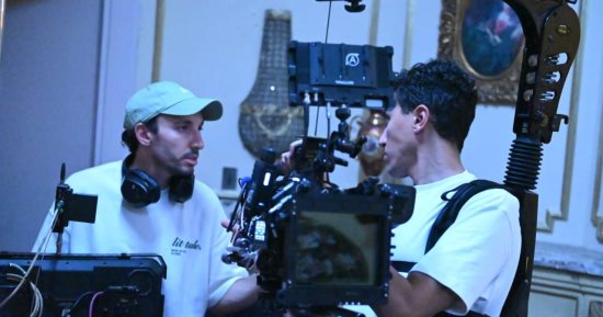 المخرج أحمد عادل سلامة يتحدث لـ"اليوم السابع" عن مشاركته فى إخراج مسلسل ساعته وتاريخه.. الشركة المتحدة كلمتني للمشاركة في مشروع جديد وتحمست جدًا للفكرة.. المشروع كان مليىء بالتحديات منها اللوكيشن الواحد