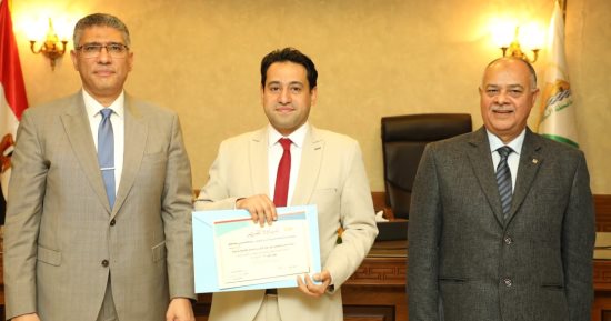 محافظ الجيزة يكرم أوائل الدورات التدريبية من موظفى الديوان والمراكز والأحياء