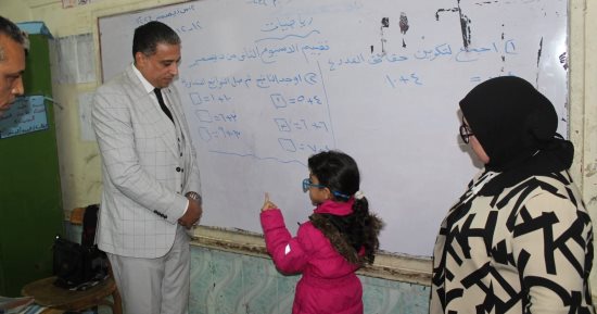مدير تعليم الجيزة يتفقد مدارس العجوزة وشمال ويحيل مدير مدرسة للشؤون القانونية
