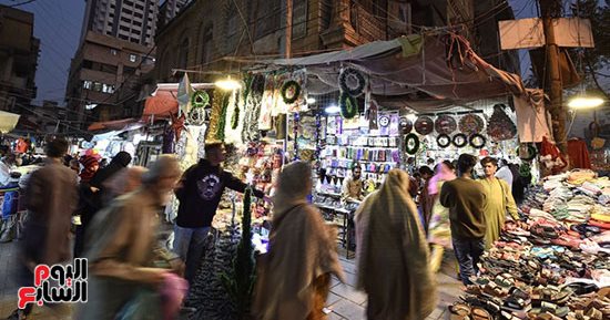باكستان تستعد لاستقبال العام الجديد بأسواق هدايا عيد الميلاد 