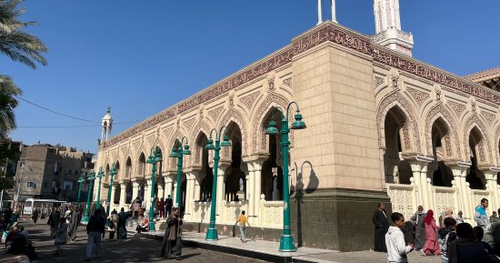 يضم أكبر عدد مصلين.. إقبال على مسجد سيدى عبد الرحيم القنائى لصلاة الجمعة
