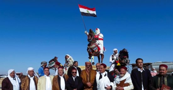 مطروح تحتفل بالذكرى الـ109 لعيدها القومى.. افتتاح مشروعات جديدة لخدمة المواطنين.. الاحتفالات تبدأ بإيقاد الشعلة أمام مبنى المحافظة وعزف الموسيقى العسكرية.. عرض الخيول بالزينة وسباقات الفرسان بالزى البدوى