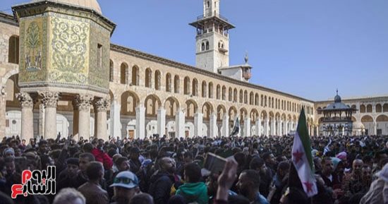 مستقبل سوريا غامض.. تحذيرات من انهيار مؤسسات الدولة ومطالب بتسريع المسار السياسى.. الحكومة المؤقتة تطالب مجلس الأمن بإجبار إسرائيل على الانسحاب من أراضيها.. ومنظمات دولية تتهم "الأسد" بارتكاب جرائم ضد الإنسانية