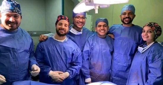  فريق طبى بقصر العينى يعيد زراعة يد مبتوره بالكامل لمريض عمره 20 عاما.. العملية استغرقت 11 ساعة بمشاركة 15 طبيبا.. عميد كلية الطب: جاهزية كاملة للتعامل مع حالات الطوارئ.. ورئيس الجامعة يشكر قيادات المستشفى