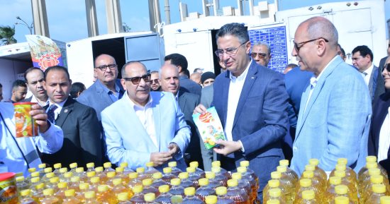 بعد نجاح التجربة وتزايد إقبال المواطنين على الشراء.. وزارة التموين تقرر إقامة سوق اليوم الواحد بمدينة نصر واستمراره لمدة يومين.. وطرح كراتين غذائية بـ3 فئات لتوفير احتياجات الأسر من السلع