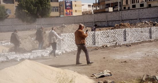 مدينة الأقصر تتصدى لأعمال تعديات فى المهد بمنطقتي حي شمال وجنوب.. صور