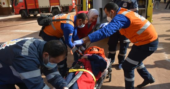 مدرسة بالجيزة تقدم نموذج محاكاة عملي لإخلاء الزلازل والحرائق.. صور