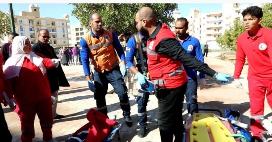 سكرتير عام البحر الأحمر يشهد تنفيذ سيناريو إخلاء مدرسة نتيجة اندلاع حريق بها