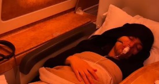 منى فاروق على جهاز التنفس بالطائرة وصفحتها تطلب من الجمهور الدعاء 