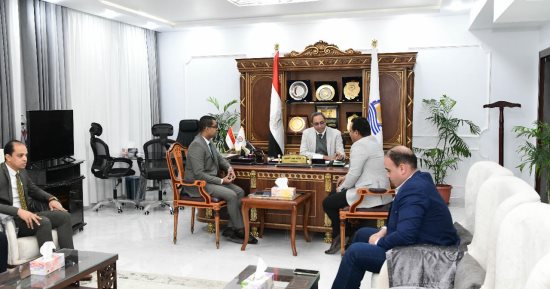 محافظ قنا يحذر: لا تهاون مع المتلاعبين بالأسعار