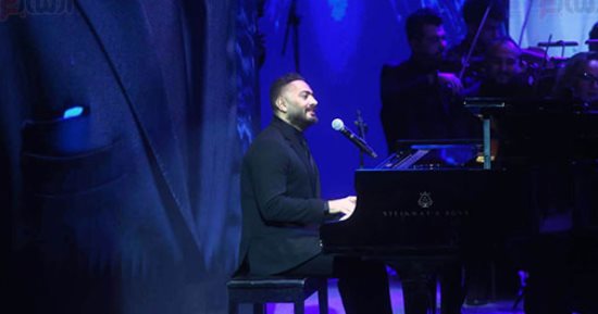 تامر حسني يعزف على البيانو فى أغنيته مع ماس محمد رحيم.. صور