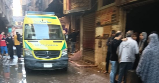 فريق من النيابة والعمل الجنائى لمعاينة موقع حريق مصنع شمع بشبرا الخيمة