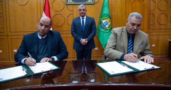 محافظ الإسماعيلية يشهد توقيع بروتوكول تعاون بين مديريتى العمل والإسكان