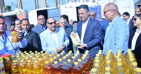 سوق اليوم الواحد ينتشر فى المحافظات.. وزارة التموين تدعمه بعد نجاحه فى توفير السلع واللحوم والدواجن بأسعار مخفضة 30%.. ولأول مرة توأمة الشركات القابضة للصناعات الغذائية مع القطاع الخاص لصالح المستهلك