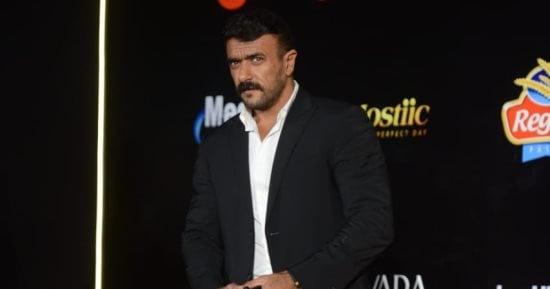 أحمد السقا والعوضى ومدحت صالح على السجادة الحمراء لمهرجان الأفضل