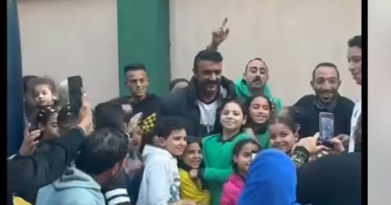 زحام حول أحمد العوضى من معجبيه خلال تصوير فهد البطل فى بولاق.. فيديو وصور