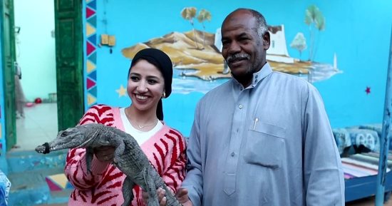 25 سنة بيربى تماسيح فى بيته.. "ناصر" يحكى تفاصيل معايشة أجداده للحيوان المفترس فى النيل: يأتى به الصيادون بعدما يقع فى شباكهم بالخطأ.. صوته كزئير الأسد.. والأجانب يحبونهم ويلتقطون صورا تذكارية معهم.. فيديو