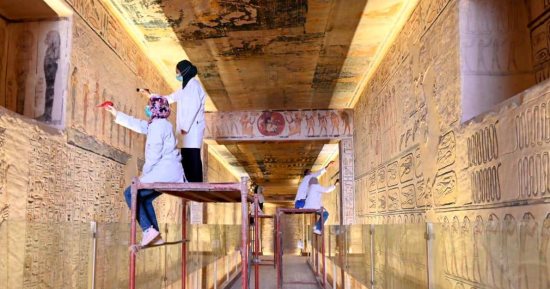 حصاد 2024 لتنمية المقاصد السياحية بالأقصر.. مشروعات تجديد وترميمات لفتح مقابر فرعونية جديدة أمام سياح العالم بوادى الملوك والملكات.. وفتح مشروع جديد لتطوير مدينة هابو الأثرية بعد سنوات من الإهمال.. صور