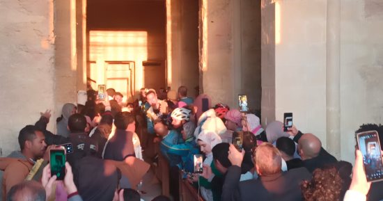 الفيوم ترصد الظاهرة السنوية لتعامد الشمس على قدس أقداس معبد قصر قارون.. الشمس تعامدت على المقصورة الرئيسية واليسرى لإعلان بدء موسم الشتاء..وفريق مشوار يأتى من أكتوبر بالدراجات لرصد الظاهرة وتنشيط السياحة..فيديو