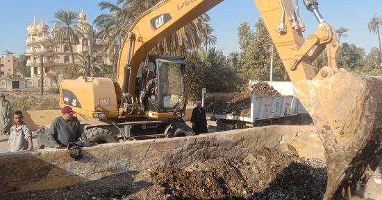 رفع 130 طن نواتج تطهير الترع بمدخل ببا البحرى بمركز صدفا فى أسيوط