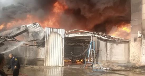 مدير أمن الشرقية يتابع جهود السيطرة على حريق مصنع فوم بالعاشر من رمضان